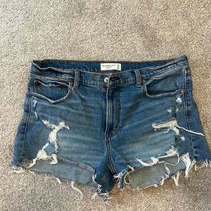 EUC.  Abercrombie & Fitch The Mom shorts Midrise. Size 31 (12).